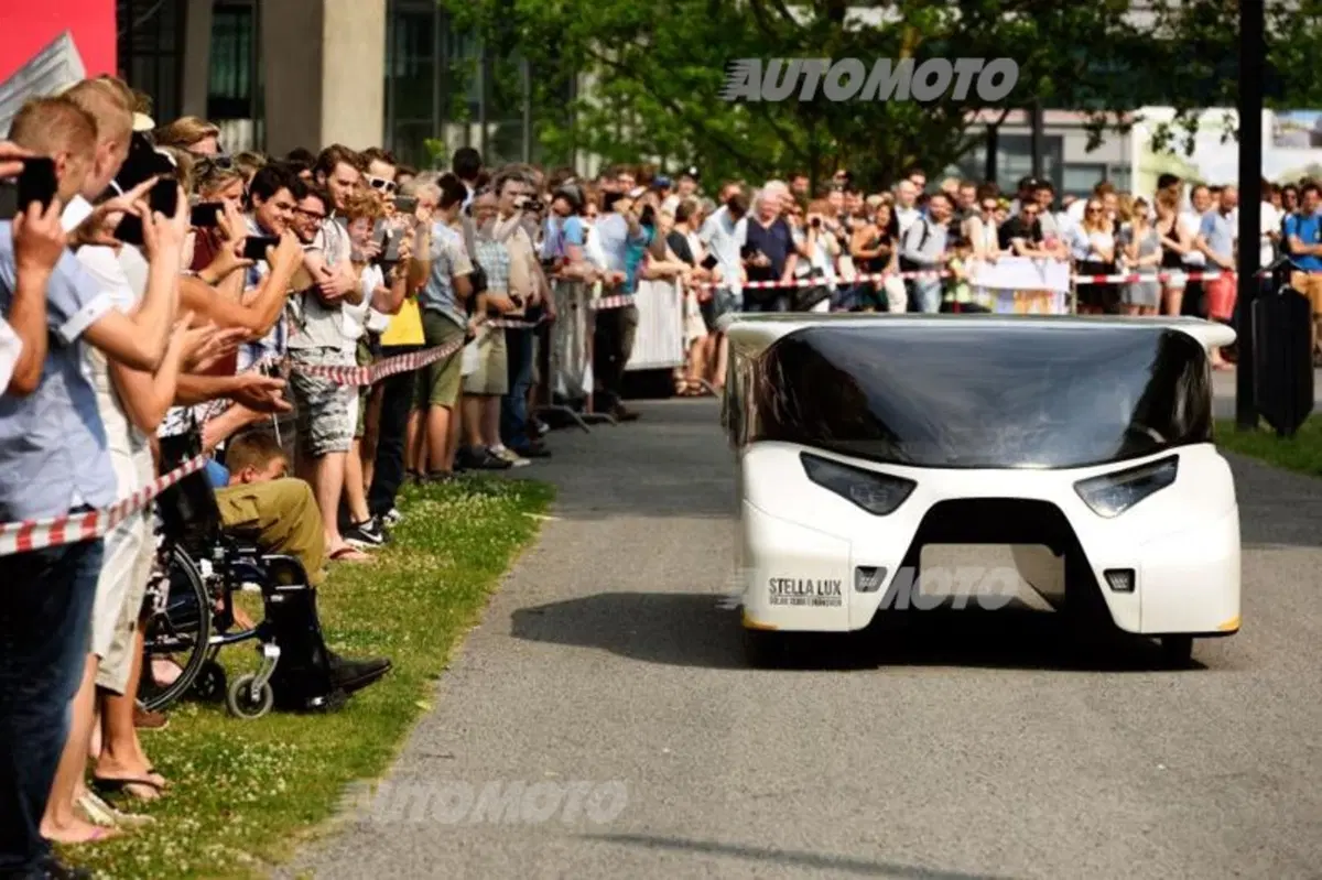 Stella Lux, l'auto solare che produce più energia di quanta ne consuma