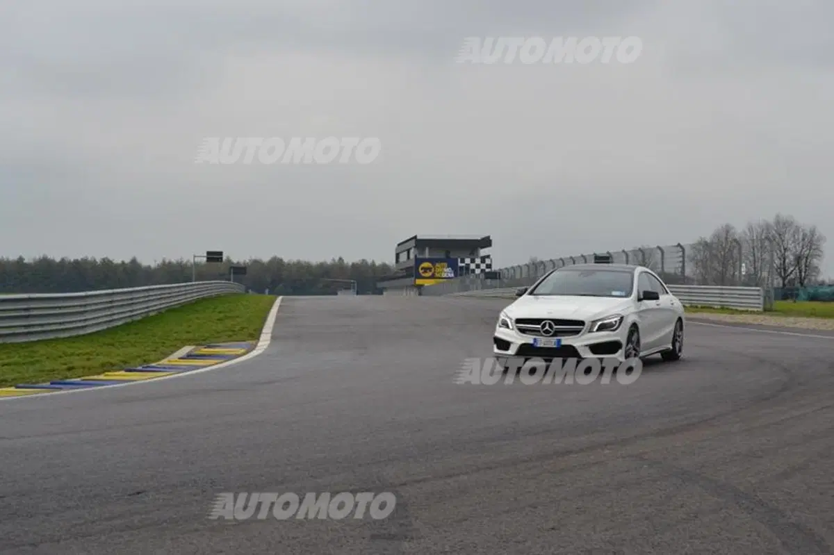 Mercedes-AMG CLA e GLA 45 AMG 2015: iniezione di potenza (14)