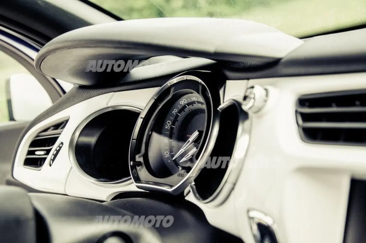 DS3 1.2 Pure Tech 110 cv So Chic [VIDEO] (28)