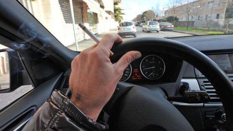 Fumare in auto? Da settembre (forse) si rischia la multa
