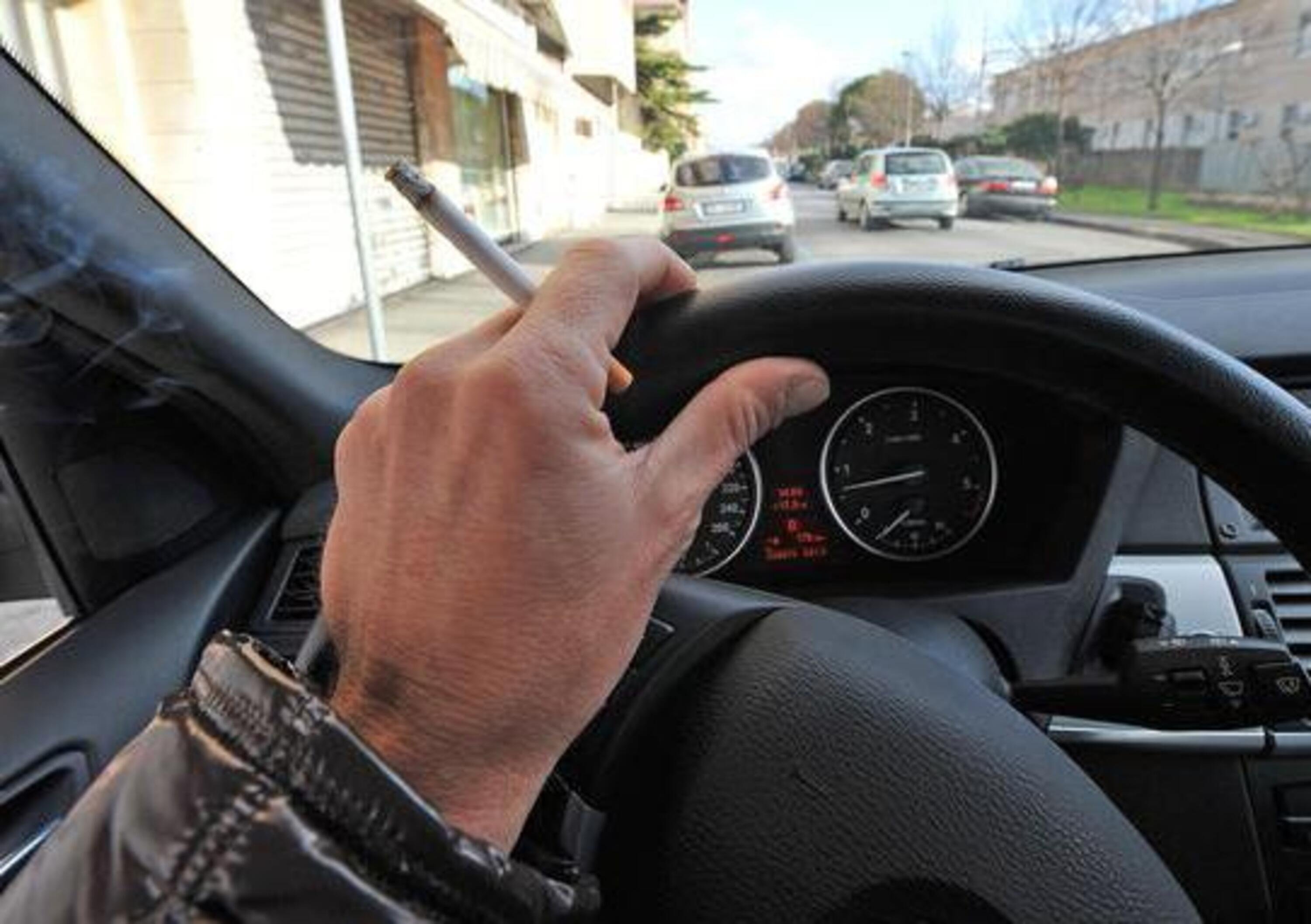 Fumare in auto? Da settembre (forse) si rischia la multa