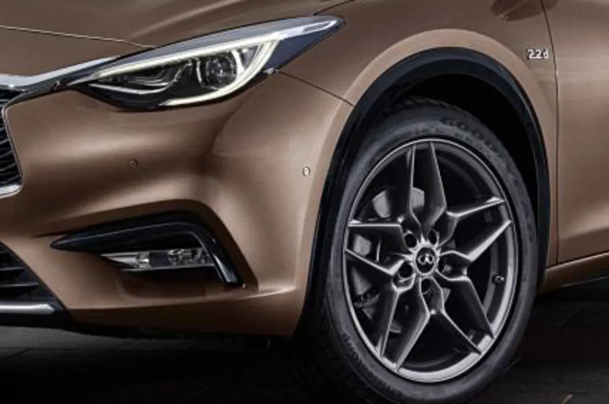 Infiniti Q30: ecco le prime immagini, debutterà a Francoforte (2)