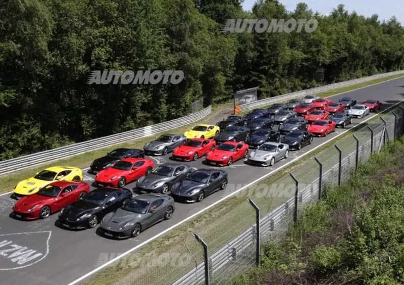 Quaranta Ferrari F12berlinetta si scatenano al Nurburgring [VIDEO]
