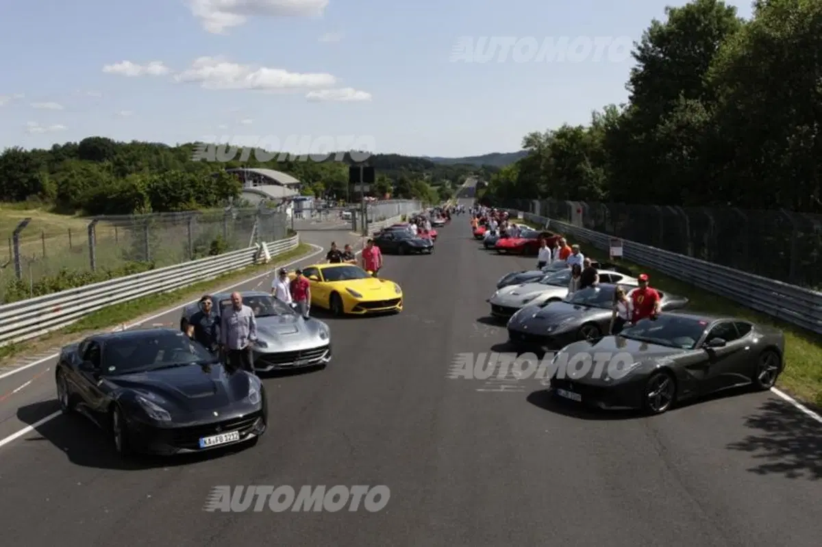Quaranta Ferrari F12berlinetta si scatenano al Nurburgring [VIDEO]