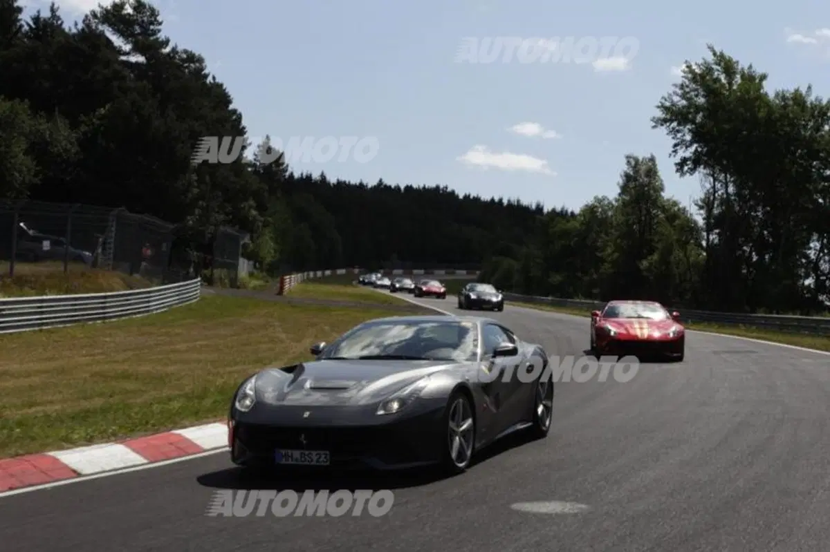 Quaranta Ferrari F12berlinetta si scatenano al Nurburgring [VIDEO] (7)