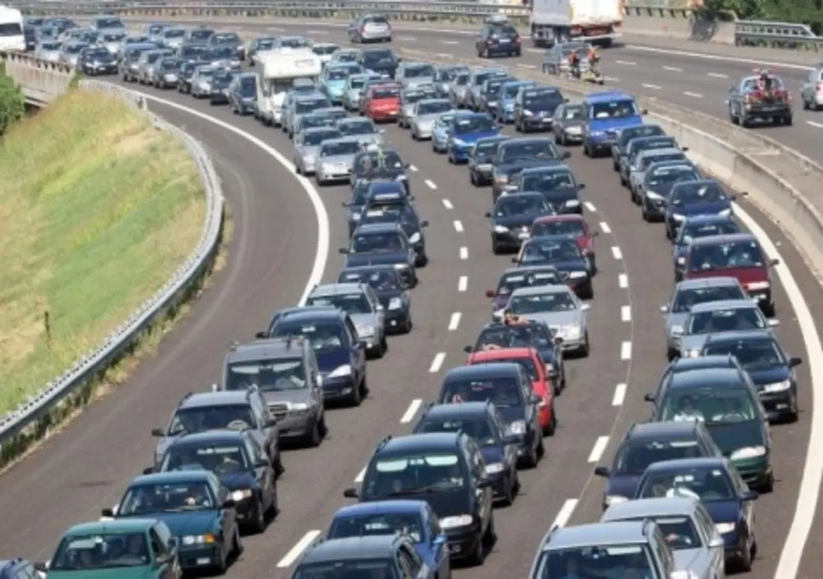 Investiti da un furgone mentre tentano di attraversare l'autostrada a Livorno