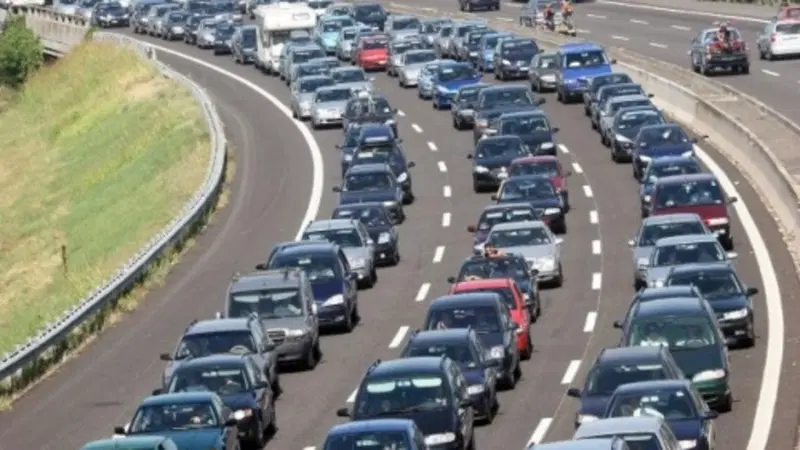 Investiti da un furgone mentre tentano di attraversare l'autostrada a Livorno