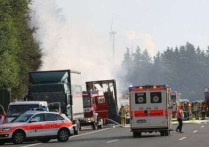 M&uuml;nchberg, autobus contro camion. 31 feriti e 17 dispersi