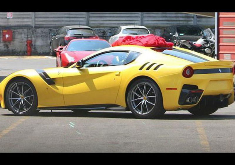 Ferrari F12: spiata la Speciale senza camuffamenti