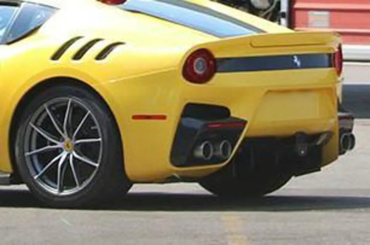 Ferrari F12: spiata la Speciale senza camuffamenti (2)