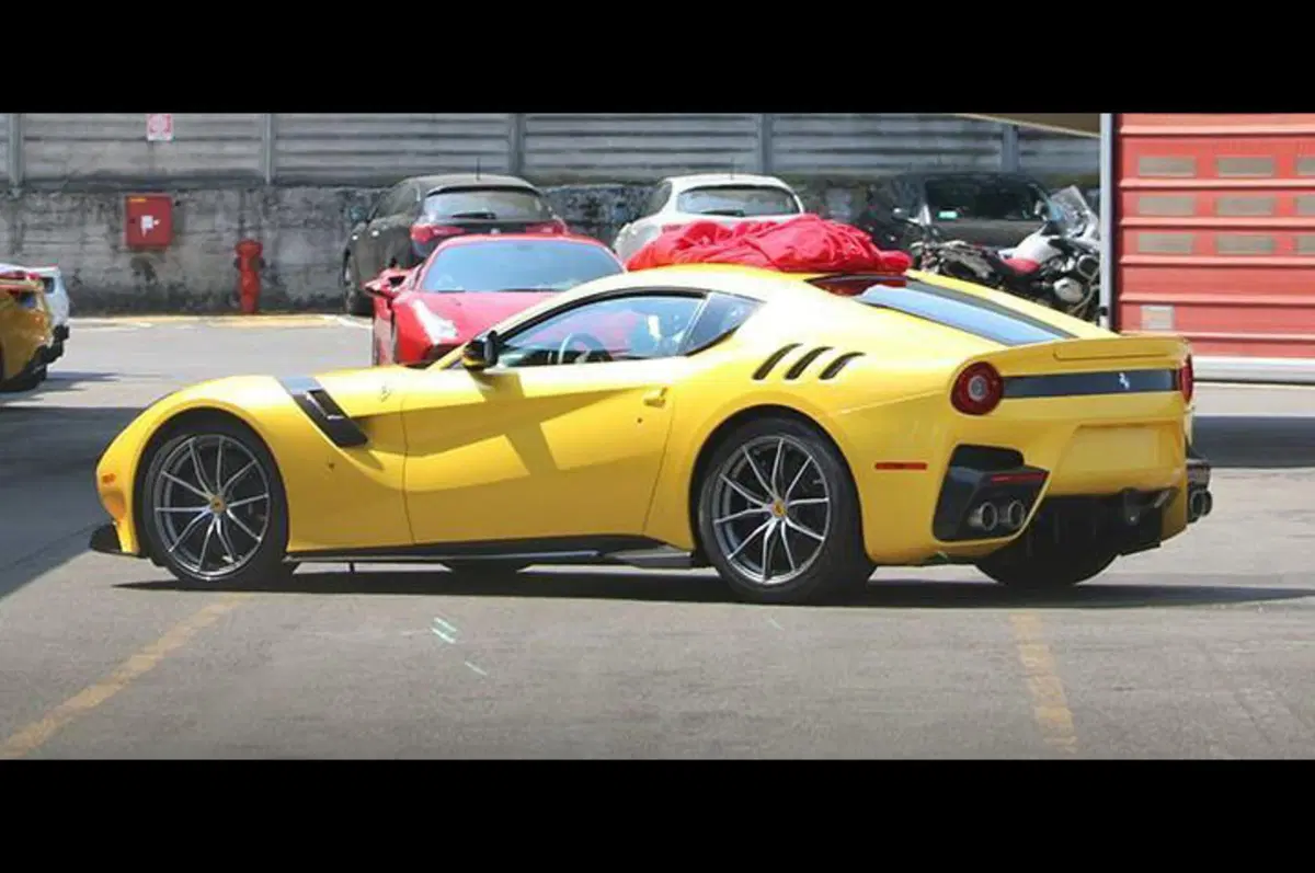 Ferrari F12: spiata la Speciale senza camuffamenti (3)