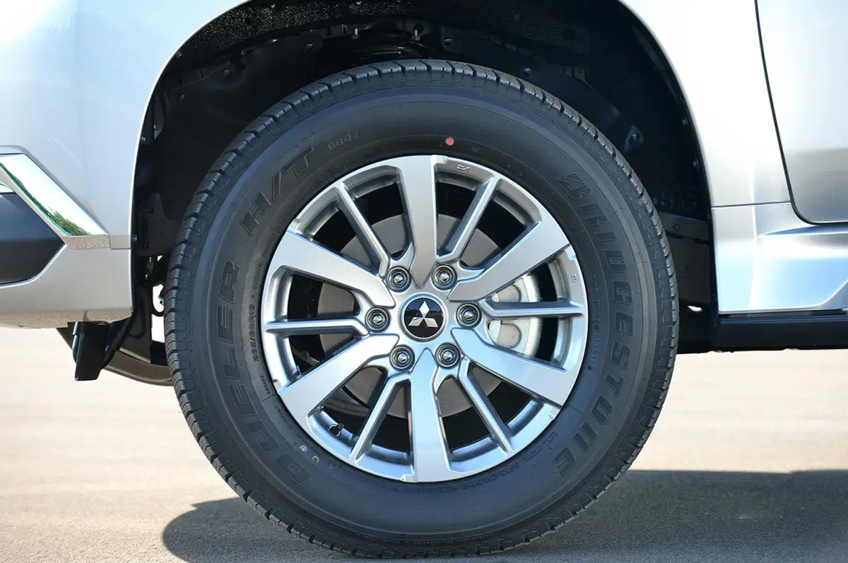 Mitsubishi Pajero Sport: il SUV dei tre diamanti torna a splendere (13)