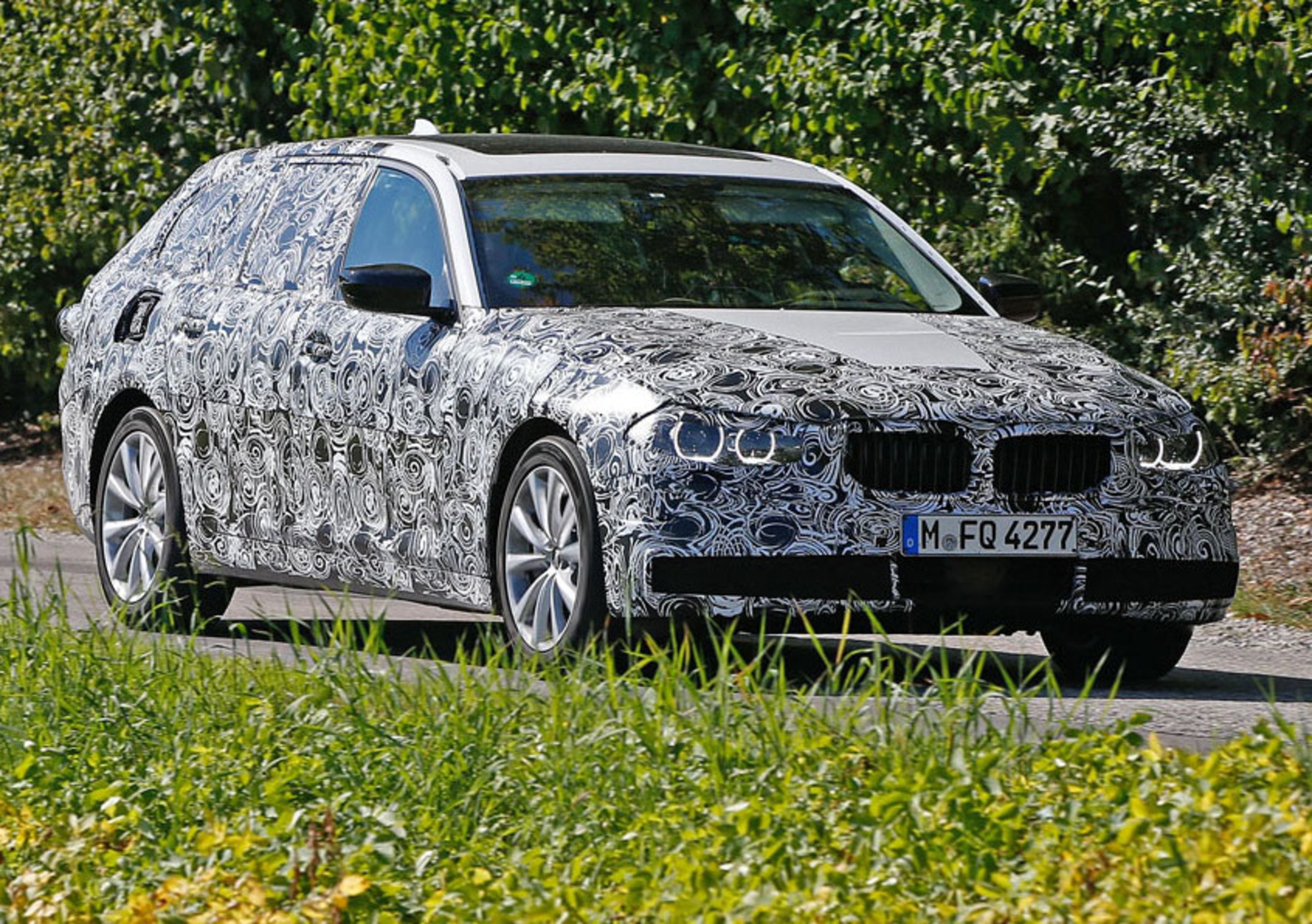 BMW Serie 5 Touring: spiato il prototipo, arriver&agrave; nel 2017