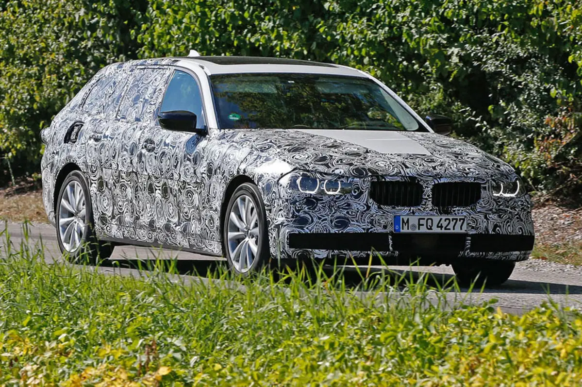 BMW Serie 5 Touring: spiato il prototipo, arriverà nel 2017 (2)
