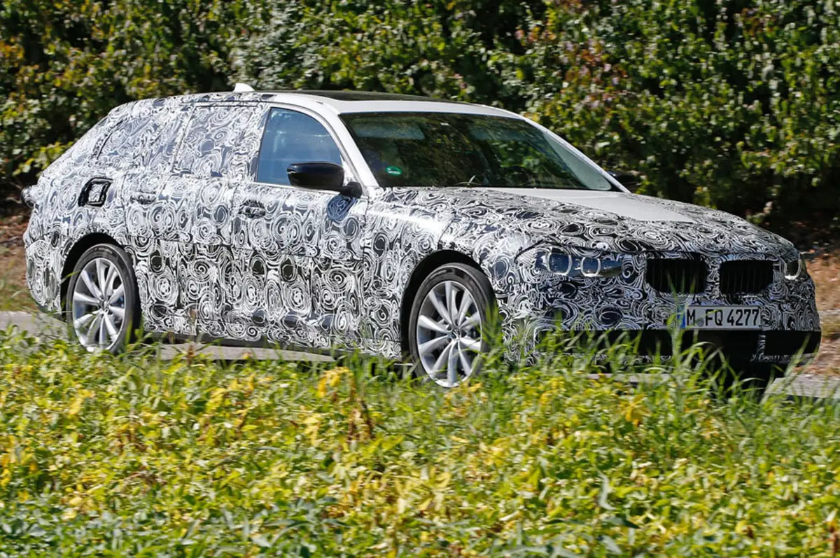 BMW Serie 5 Touring: spiato il prototipo, arriverà nel 2017 (3)