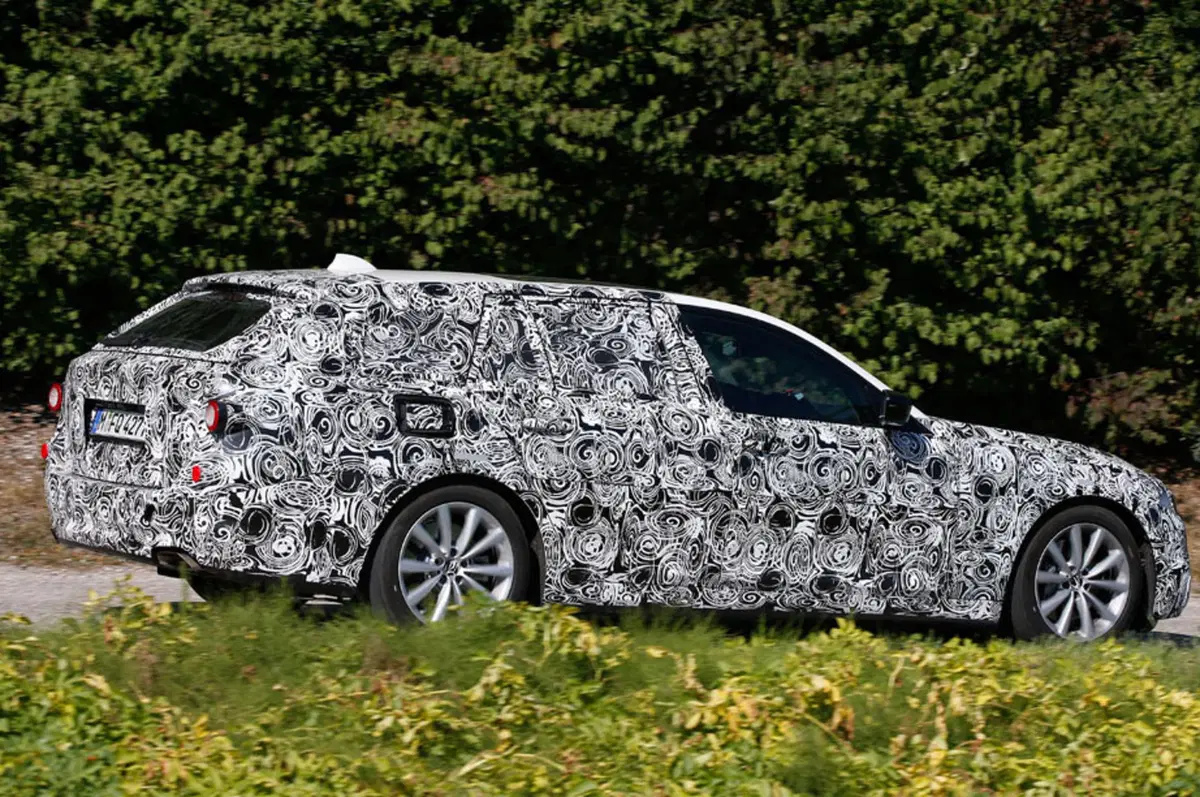 BMW Serie 5 Touring: spiato il prototipo, arriverà nel 2017 (5)