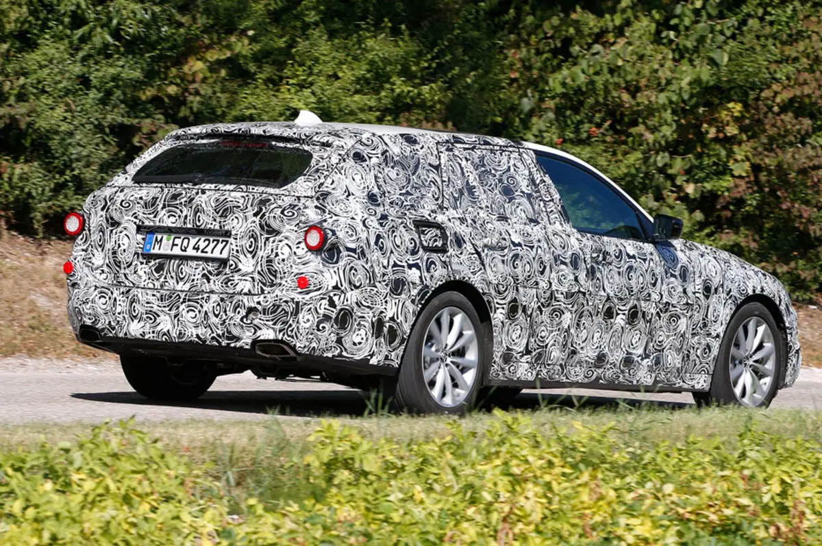 BMW Serie 5 Touring: spiato il prototipo, arriverà nel 2017 (6)