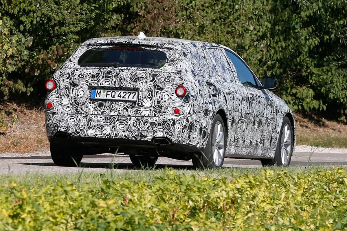 BMW Serie 5 Touring: spiato il prototipo, arriverà nel 2017 (7)