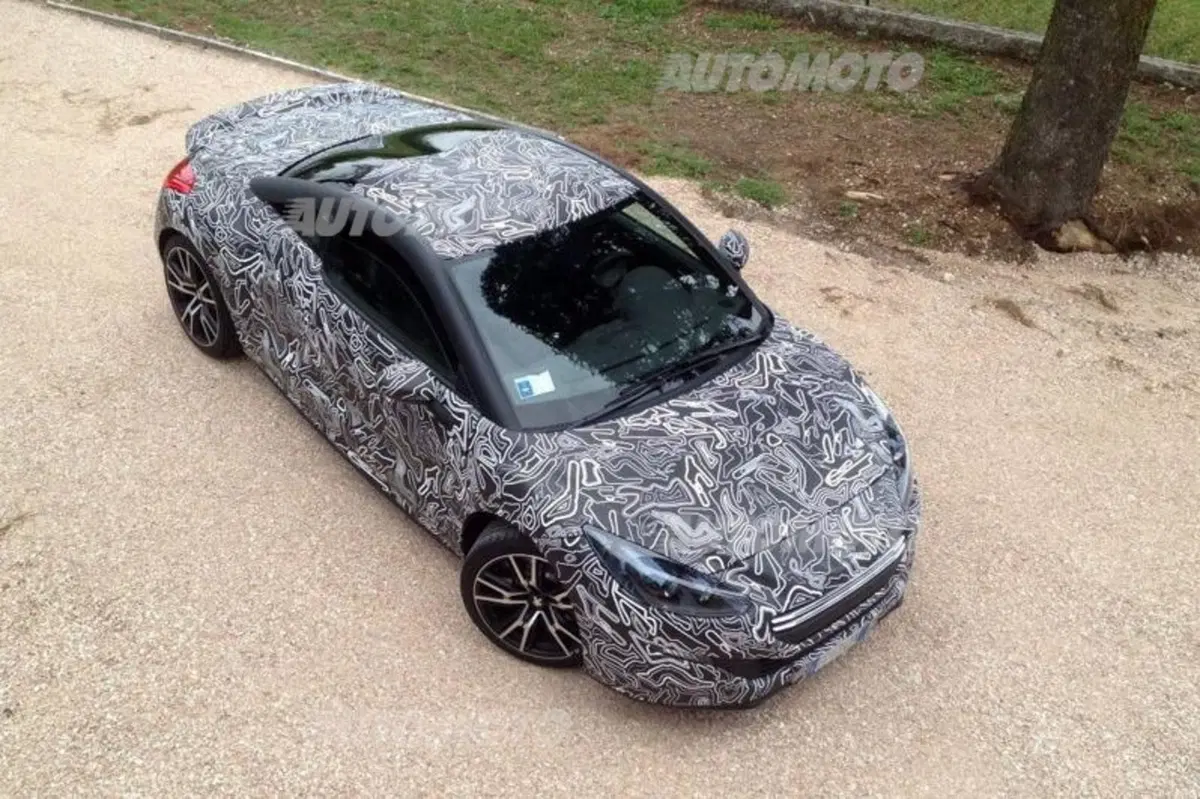 Peugeot RCZ R: sorpreso un esemplare camouflage