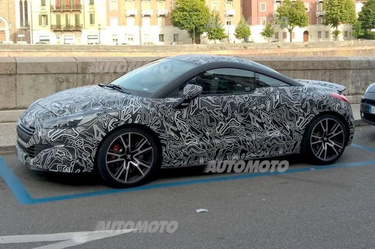 Peugeot RCZ R: sorpreso un esemplare camouflage (2)