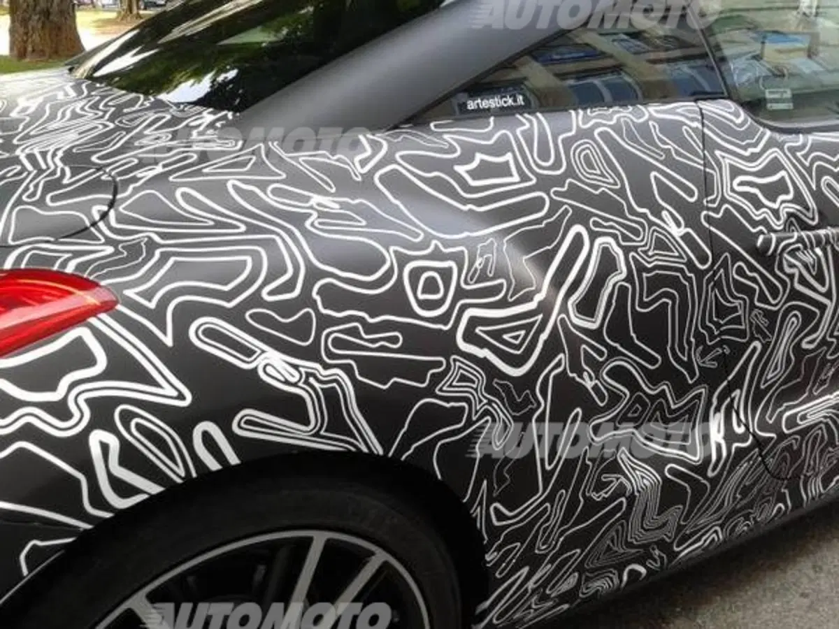 Peugeot RCZ R: sorpreso un esemplare camouflage (4)