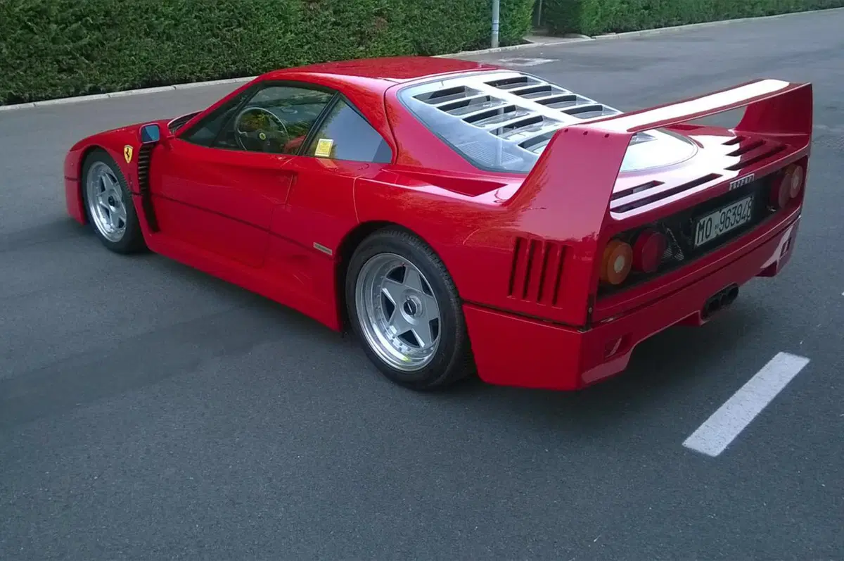 Ferrari F40 battuta all’asta per 1.12 milioni di dollari (4)