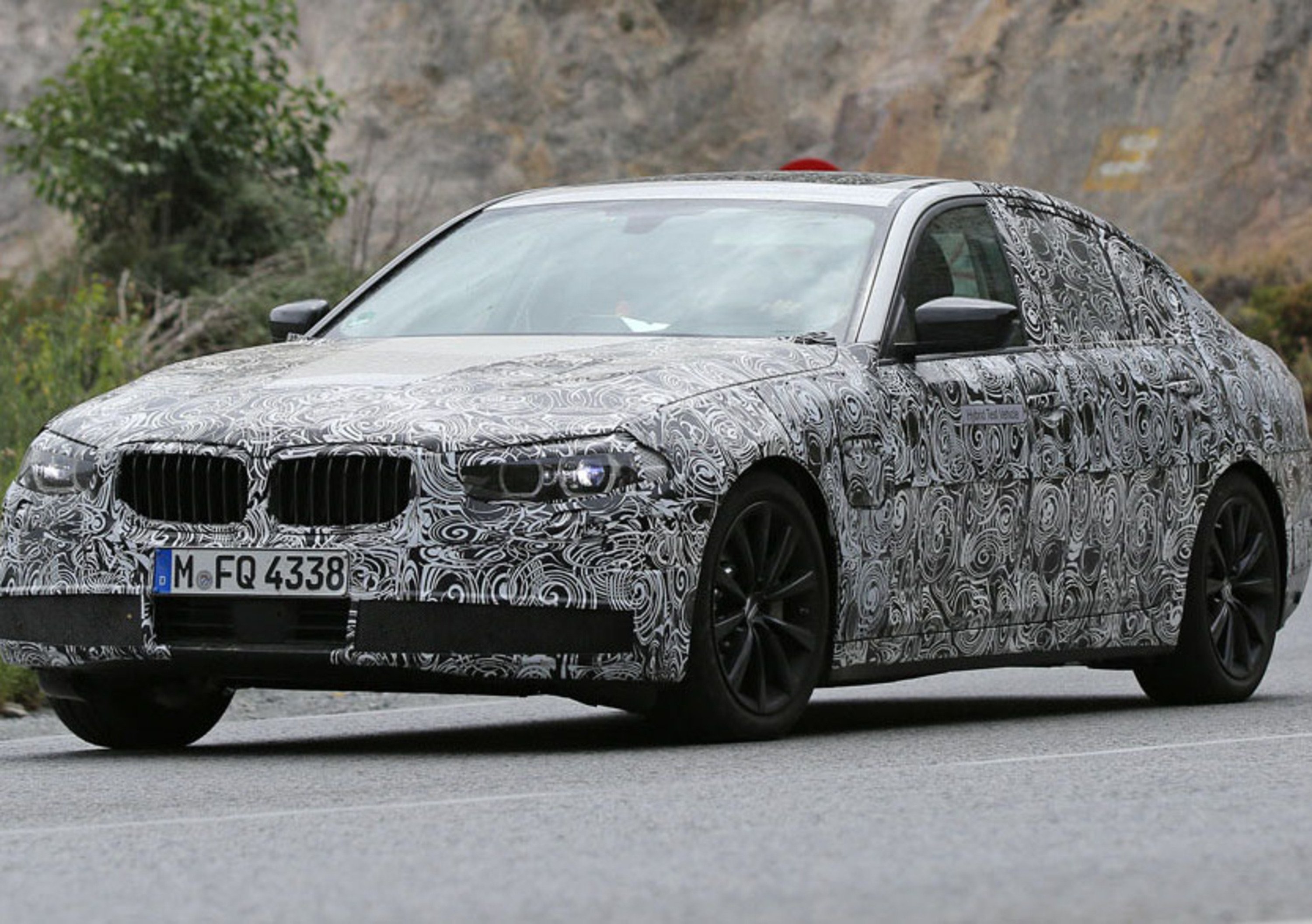 BMW Serie 5: spiato il muletto, arriver&agrave; nel 2016