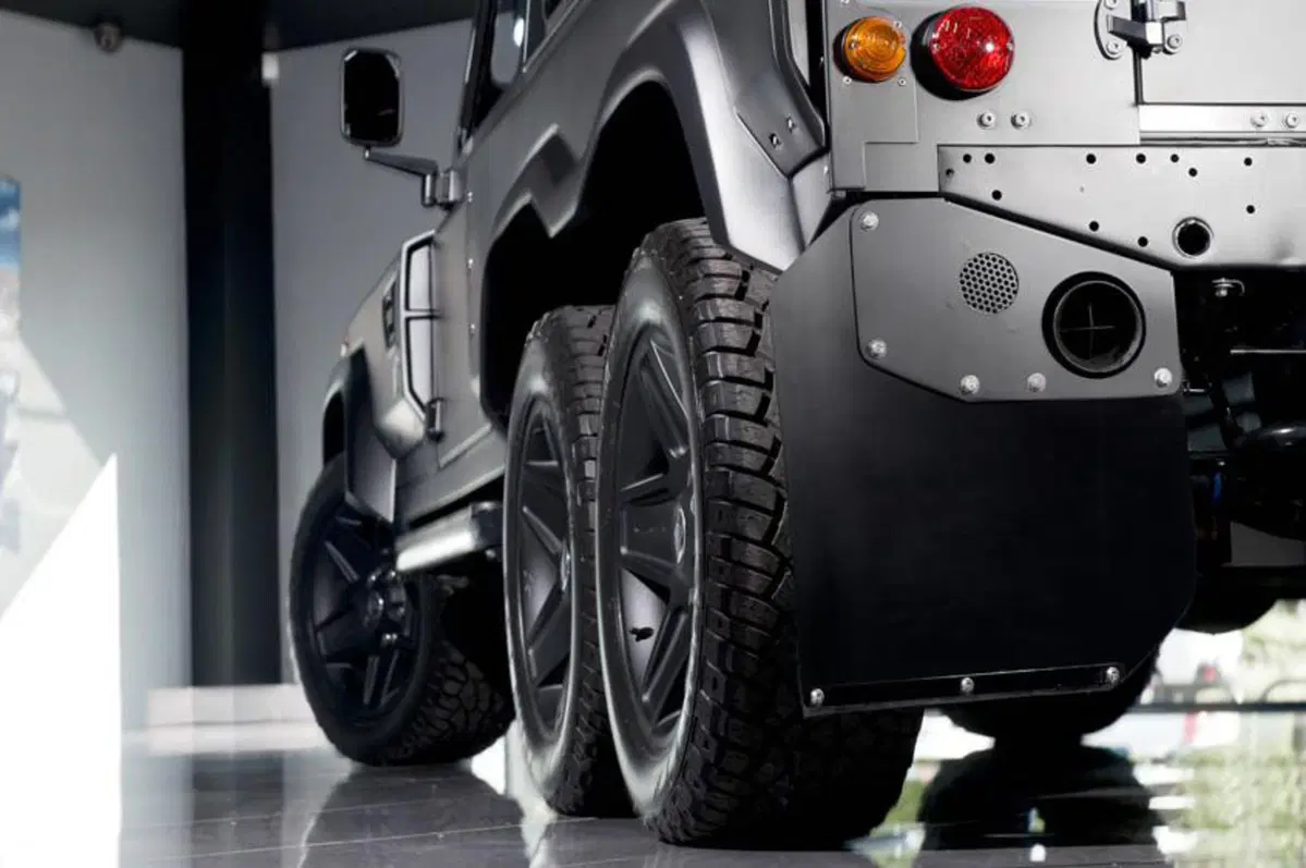 Land Rover Defender: Kahn Design la crea 6x6 (5)
