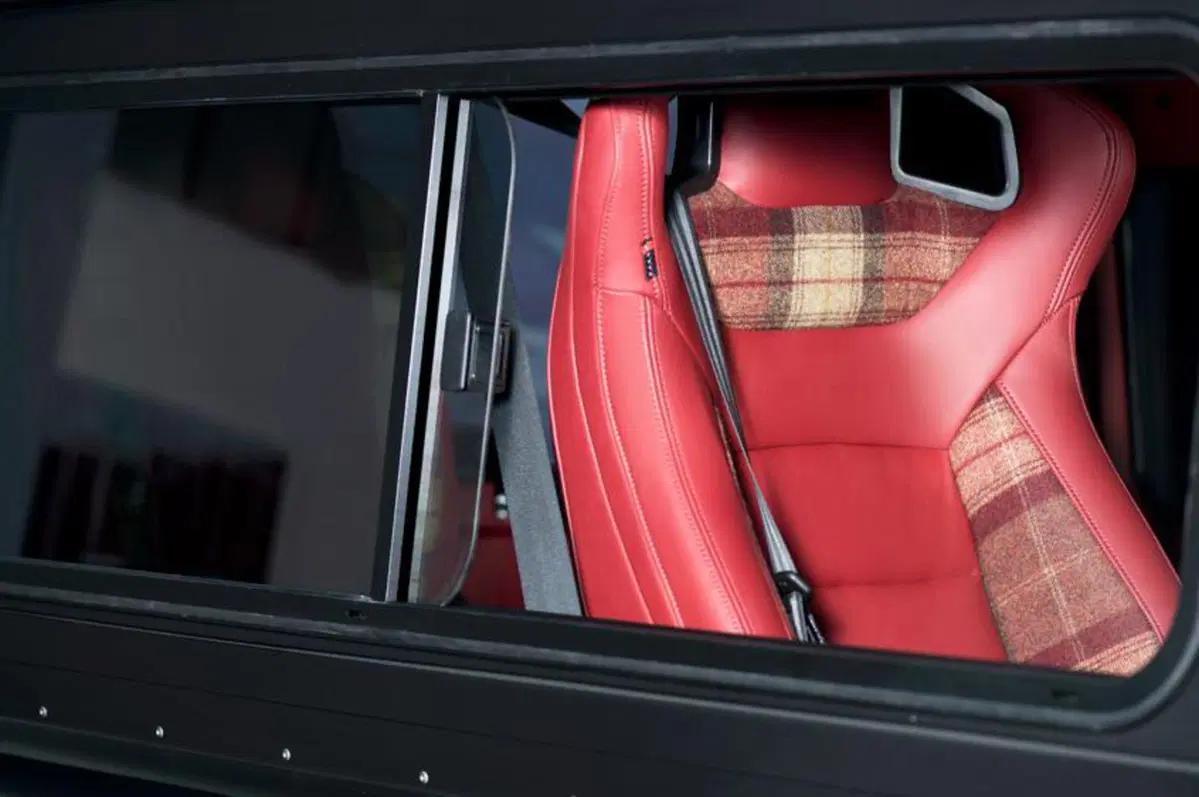 Land Rover Defender: Kahn Design la crea 6x6 (10)