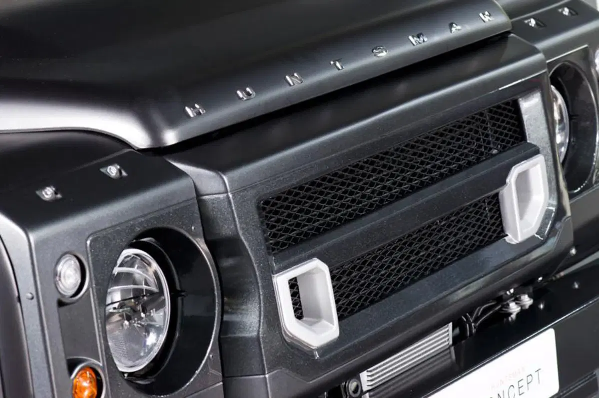 Land Rover Defender: Kahn Design la crea 6x6 (13)
