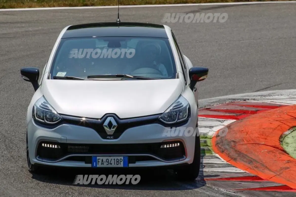 Renault Clio R3T e Clio RS 220 EDC Trophy [VIDEO] (14)