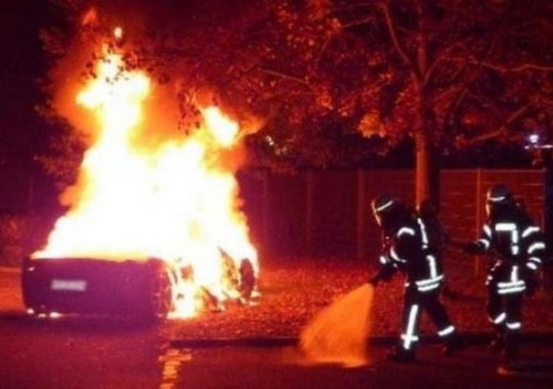 &laquo;Ferrari 458 sorpassata? Diamole fuoco e compriamo un modello nuovo&raquo;. Svizzero in manette