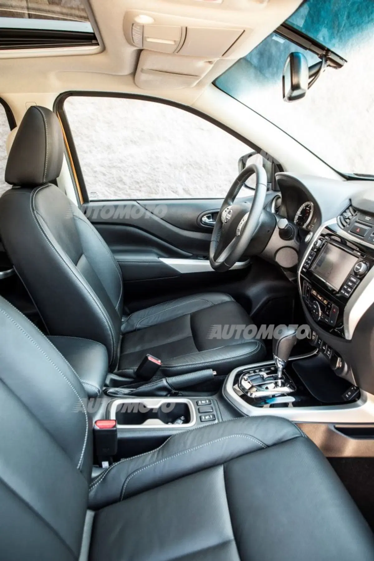 Nissan Navara NP300, ecco il nuovo pick-up giapponese (6)