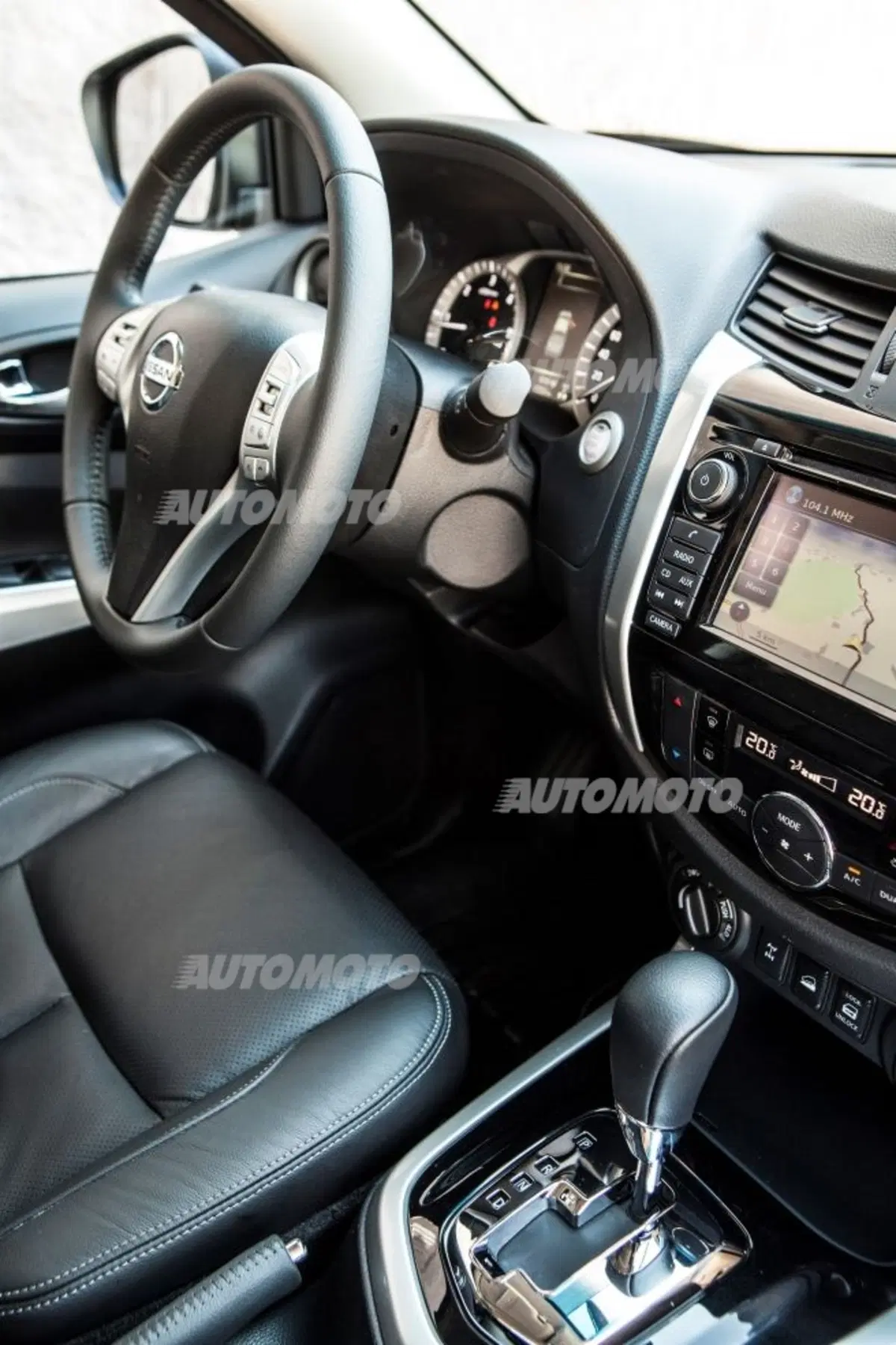 Nissan Navara NP300, ecco il nuovo pick-up giapponese (24)