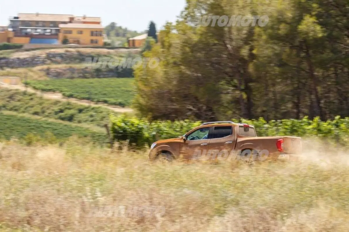 Nissan Navara NP300, ecco il nuovo pick-up giapponese (25)