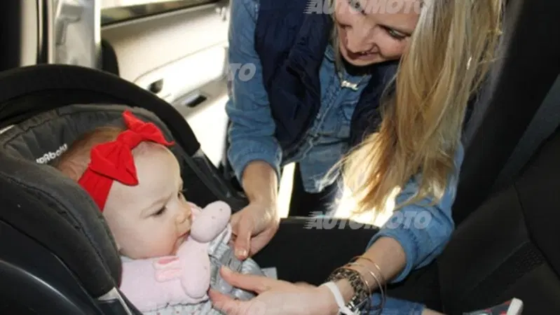 Bambini dimenticati in auto. Arriva la "fibbia salvavita"