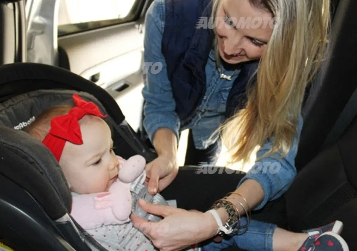Bambini dimenticati in auto. Arriva la "fibbia salvavita"