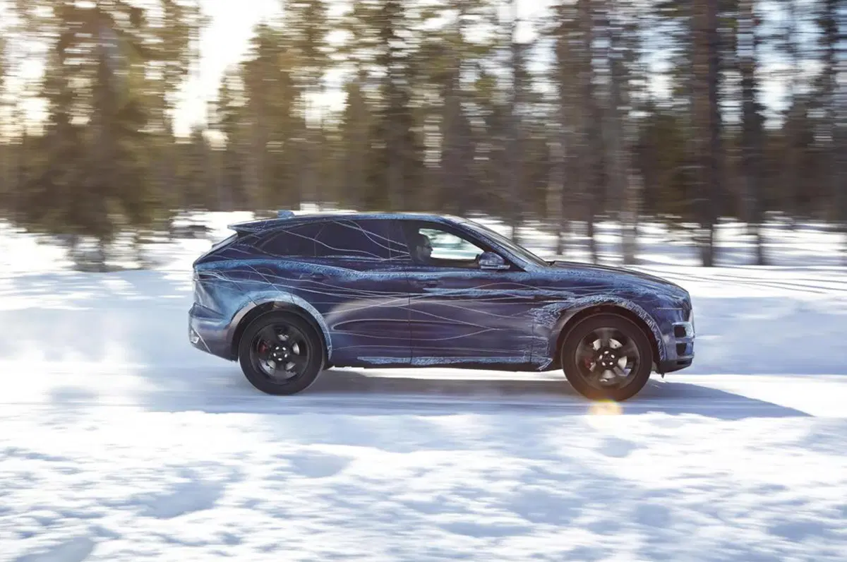 Jaguar F-Pace: promette nuovi standard di guidabilità per la categoria (9)