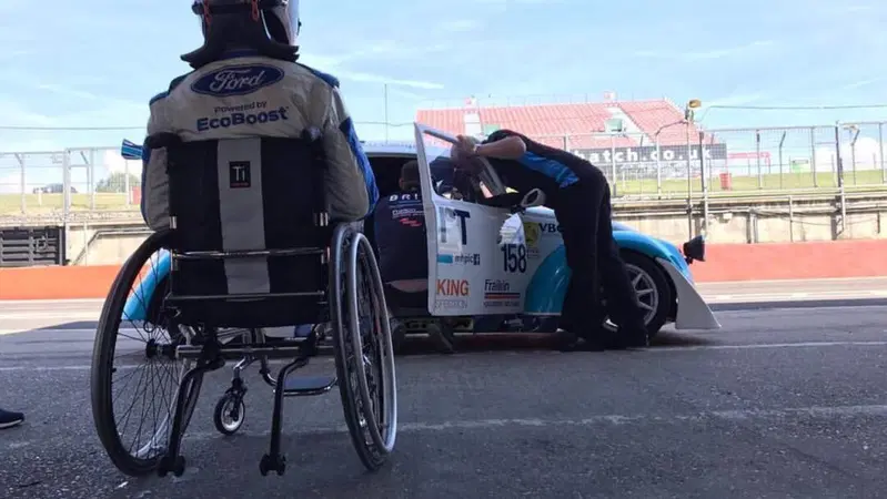 Billy Monger torna al volante di un'auto da corsa 