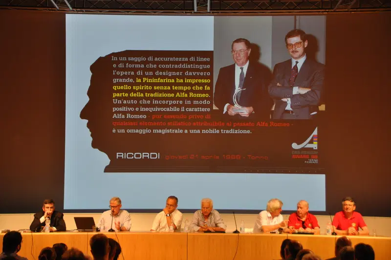 Evento per i 30 Anni di &ldquo;164&rdquo;: l'intervento di Fumia, accanto ai tecnici e collaudatori che parteciparono al progetto. Evidente l'interesse tutto straniero dedicato al marchio. Assente il mondo Pininfarina con grande vuoto
