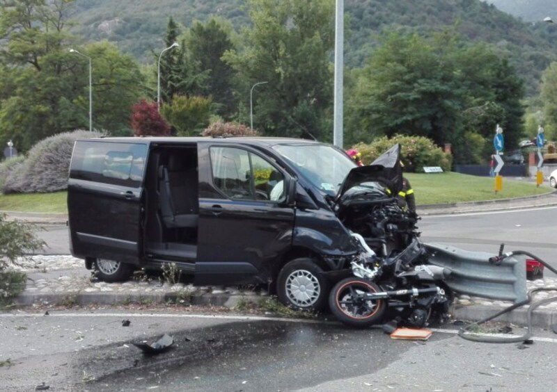 Follia al volante: travolge con il furgone una moto dopo una lite. Uccisa una ragazza