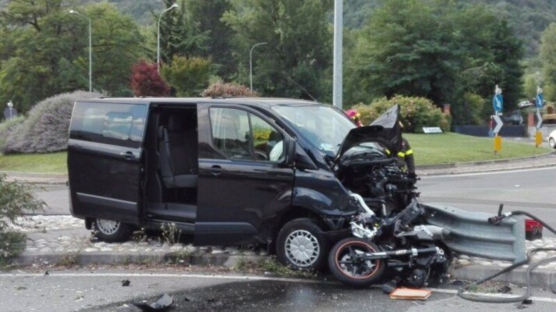 Follia al volante: travolge con il furgone una moto dopo una lite. Uccisa una ragazza
