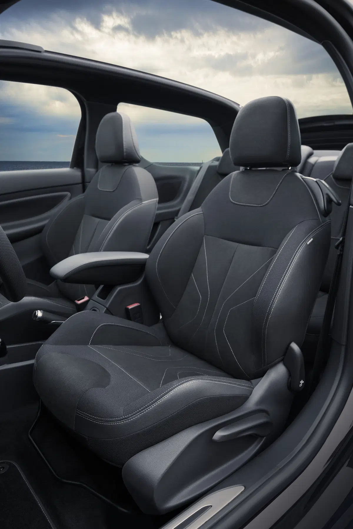 DS3 cabrio, refresh per la compatta sportiva francese (9)
