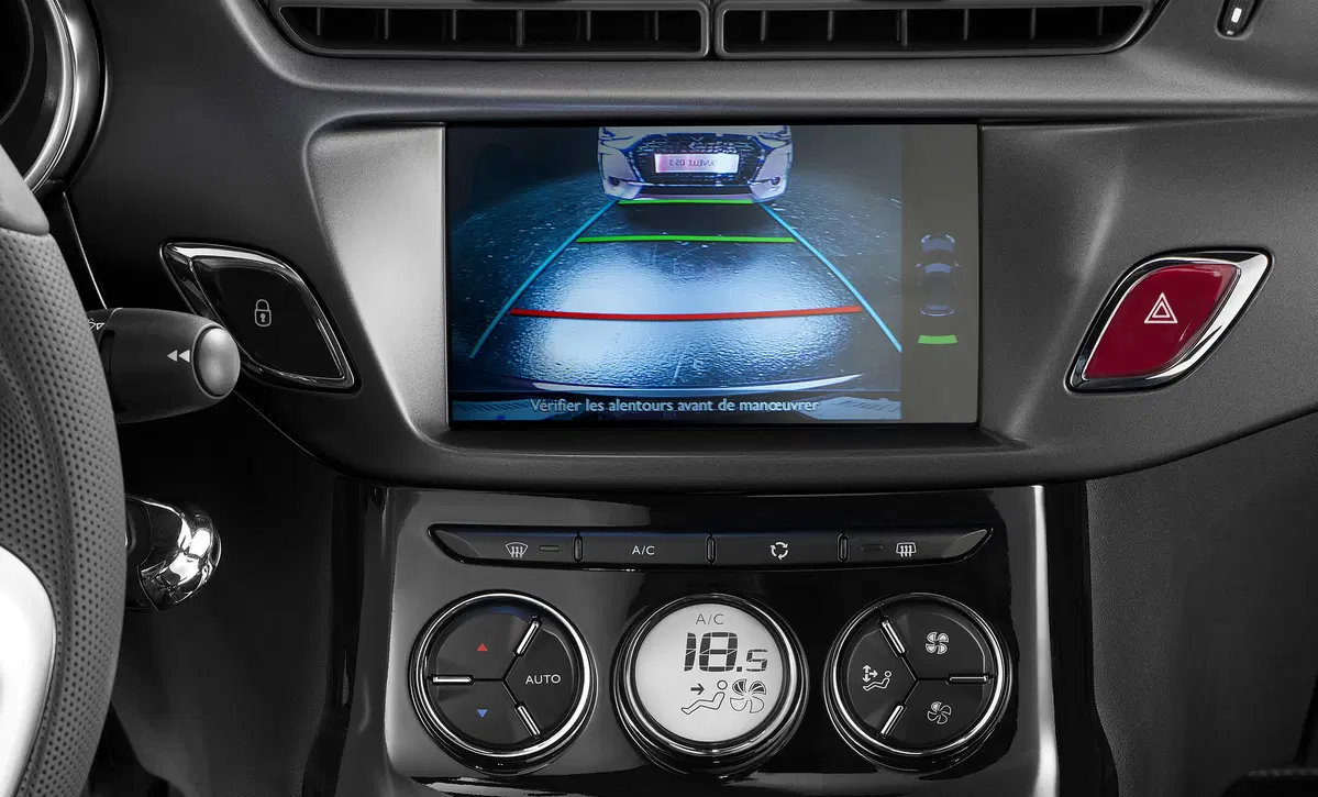 DS3 cabrio, refresh per la compatta sportiva francese (11)