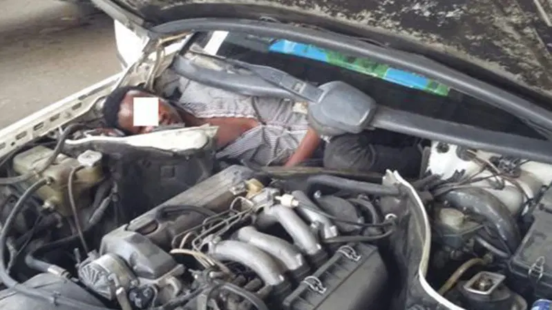 Migranti: tentava di raggiungere l'Europa nascosto nel motore