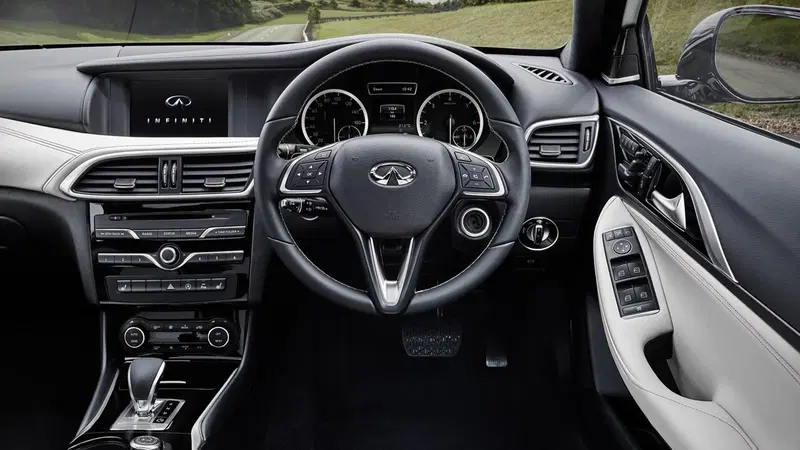 Infiniti Q30: interni in salsa Mercedes