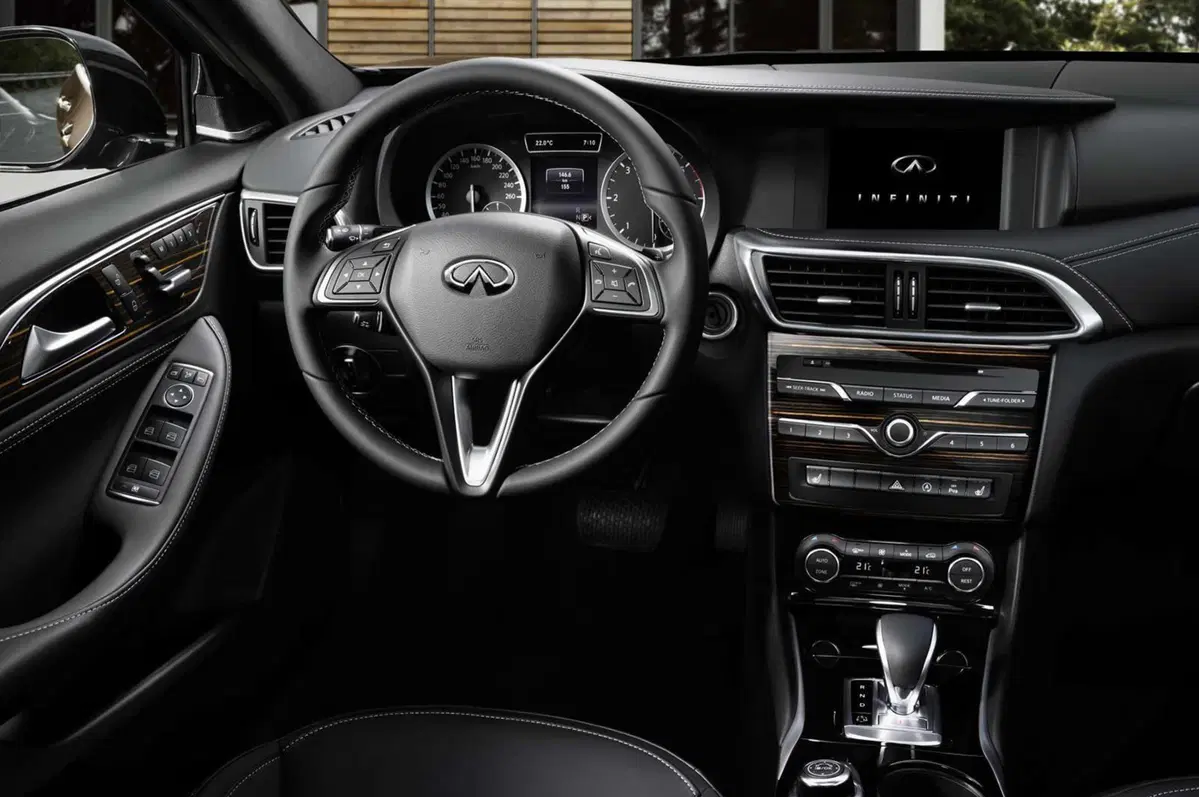 Infiniti Q30: interni in salsa Mercedes