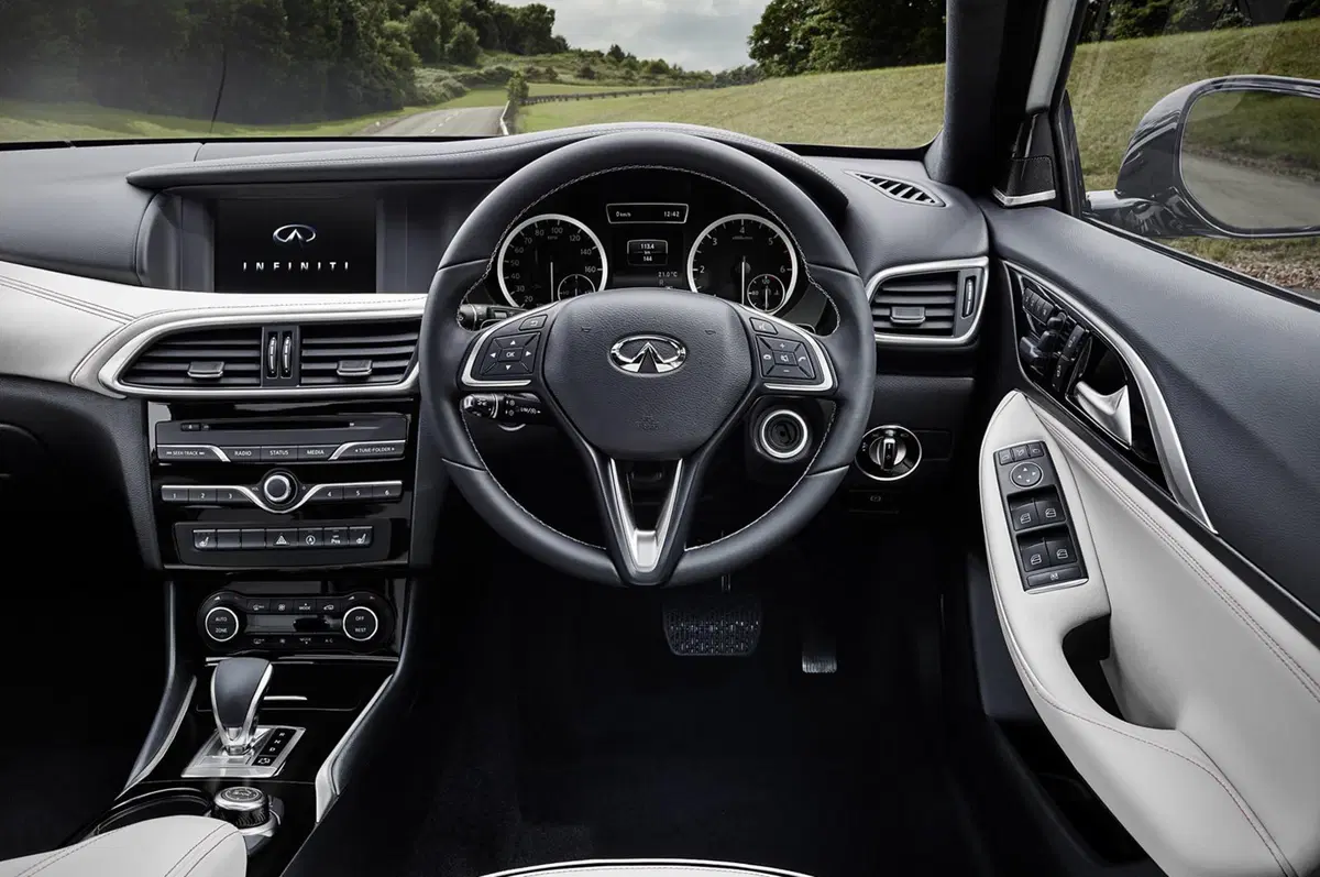 Infiniti Q30: interni in salsa Mercedes (2)