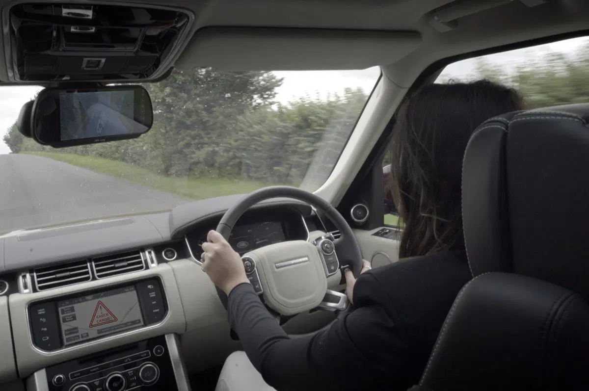 Land Rover Trasparent Trailer: quando il rimorchio diventa trasparente