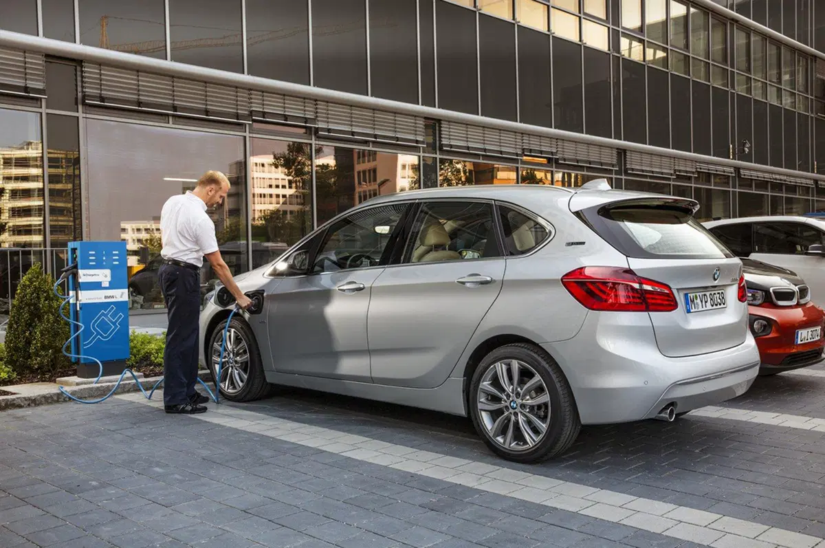 BMW 225xe: la Serie 2 Active Tourer diventa plug-in (5)